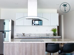 Kylskåp, mikrovågsugn, spishäll och kaffe- och tebryggare