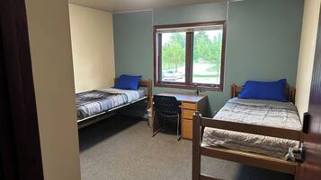 2 bedrooms, desk, WiFi, bed sheets