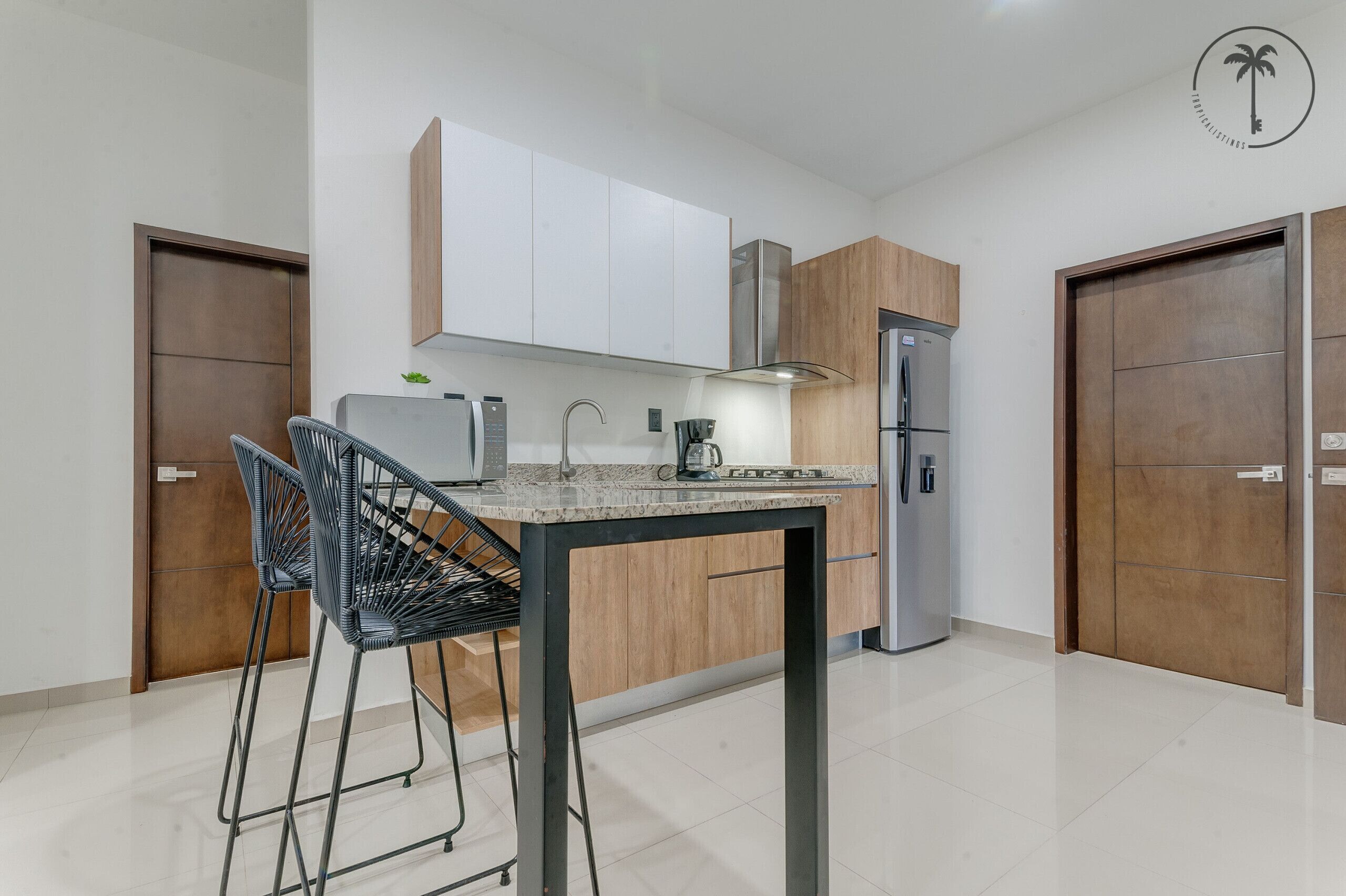 Kjøleskap, mikrobølgeovn, kaffetrakter/tekoker og kjøkkenutstyr