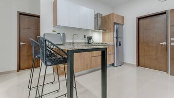 Kjøleskap, mikrobølgeovn, kaffetrakter/tekoker og kjøkkenutstyr