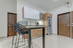 Kylskåp, mikrovågsugn, kaffe- och tebryggare och grytor/köksredskap