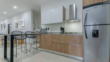 Kühlschrank, Mikrowelle, Wasserkocher mit Kaffee-/Teezubehör