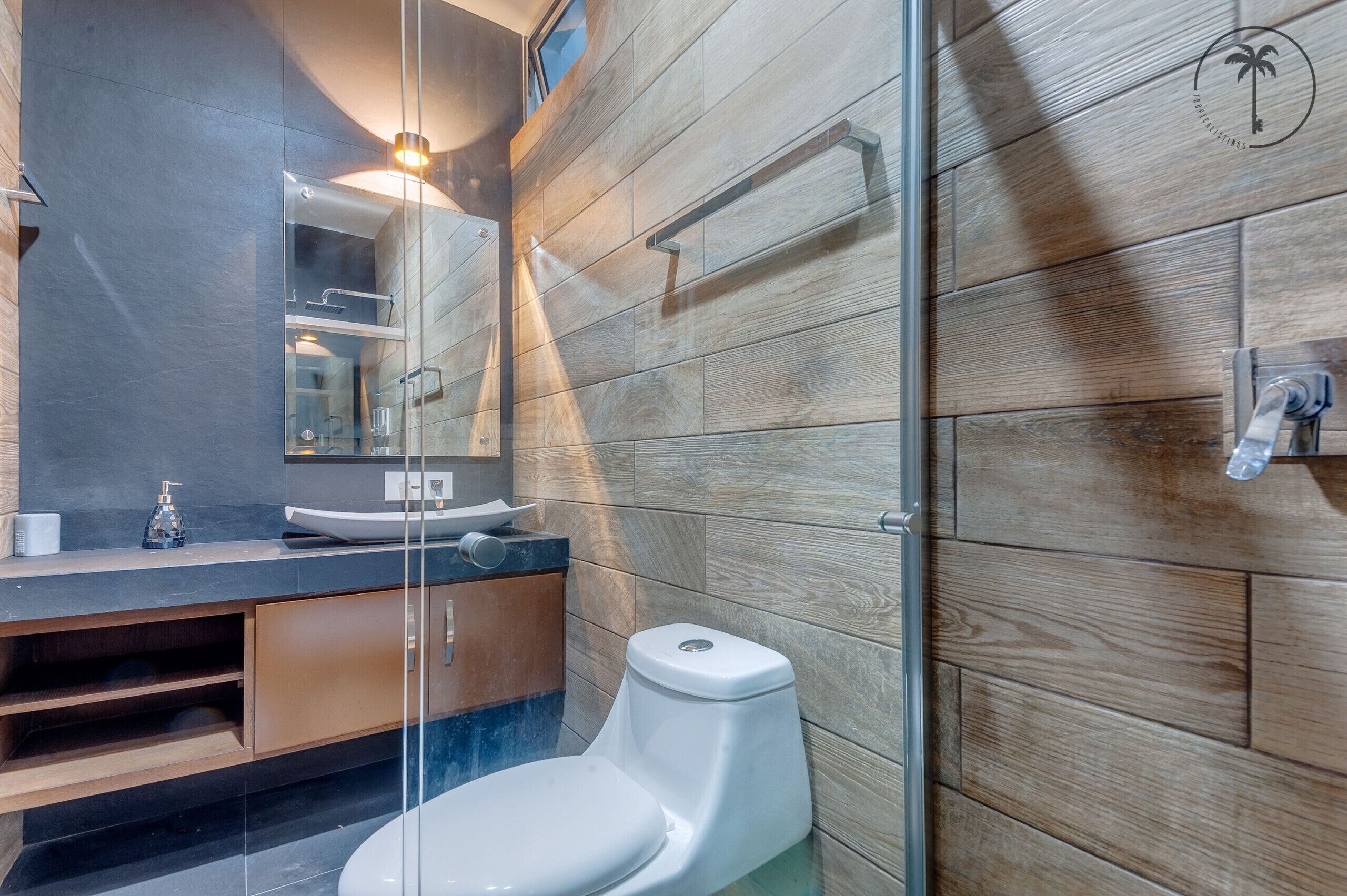 Een douche, zeep, shampoo