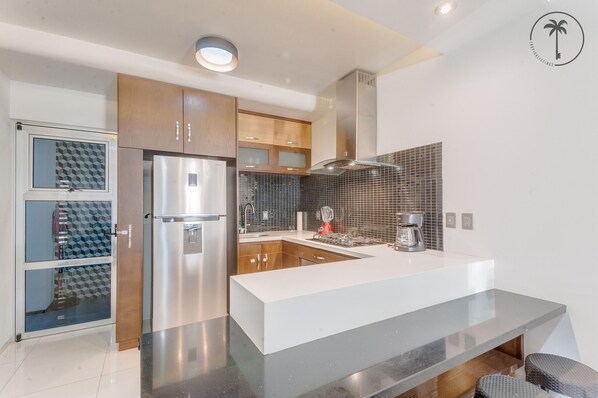 Fridge, microwave, coffee/tea maker, cookware/dishes/utensils - Cozy and Furnished apartment near Baseball stadium (Mazatlán)