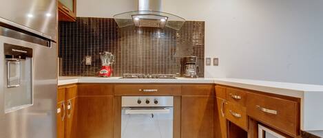 Kühlschrank, Mikrowelle, Wasserkocher mit Kaffee-/Teezubehör