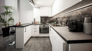 Kaffetrakter/tekoker, kjøleskap, mikrobølgeovn og ovn