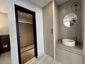 Douche, sèche-cheveux, serviettes fournies