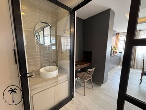 Shower, hair dryer, towels