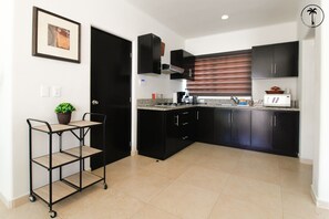 Kühlschrank, Mikrowelle, Wasserkocher mit Kaffee-/Teezubehör, Toaster