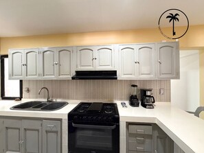 Fridge, microwave, coffee/tea maker, cookware/dishes/utensils - Ocean View on Mazatlán's Malecon: Ideal Apartment (Mazatlán)