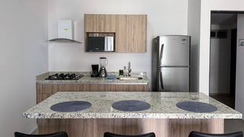 冷蔵庫、電子レンジ、コーヒー / ティーメーカー、調理器具と食器