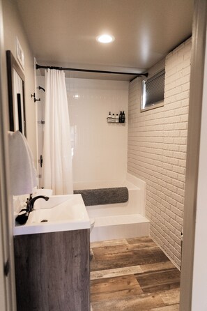 Shower, hair dryer, towels, soap - Inviting Lakefront A-Frame Cabin (LaCygne)