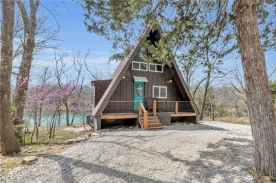 Cozy 3-bedroom A frame cabin at Tanglewood Lakes near LaCygne, KS
