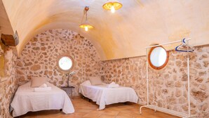 A room with two beds, a round mirror, and a small table with a lamp. - SON FIGUEROLA - Beautiful villa with private pool and free Wi-Fi in Inca (Inca)