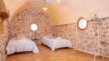 4 bedrooms, iron/ironing board, free WiFi, bed sheets