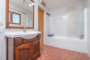 SĂšche-cheveux, bidet, serviettes fournies