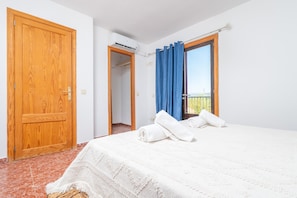 4 slaapkamers, een strijkplank/strijkijzer, gratis wifi, beddengoed
