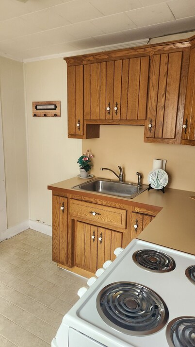 Upper floor of charming 2 story house in central Hawley with WiFi