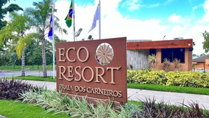 A sign for ECO RESORT in Praia dos Carneiros. - ECO RESORT | Carneiros Beach Right on the sand next to the Carneiros Church (Tamandaré)