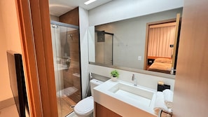 Dutxa, assecador de cabells, tovalloles i sabó 