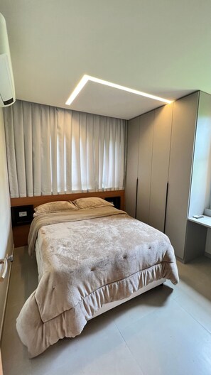 2 dormitoris, escriptori i planxa i posts de planxar 