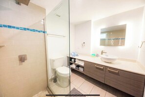 Dusche, Haartrockner, Handtücher, Seife