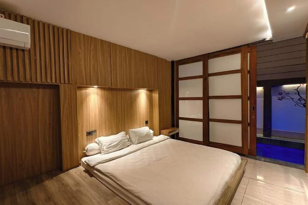 Free minibar, iron/ironing board, free WiFi, bed sheets