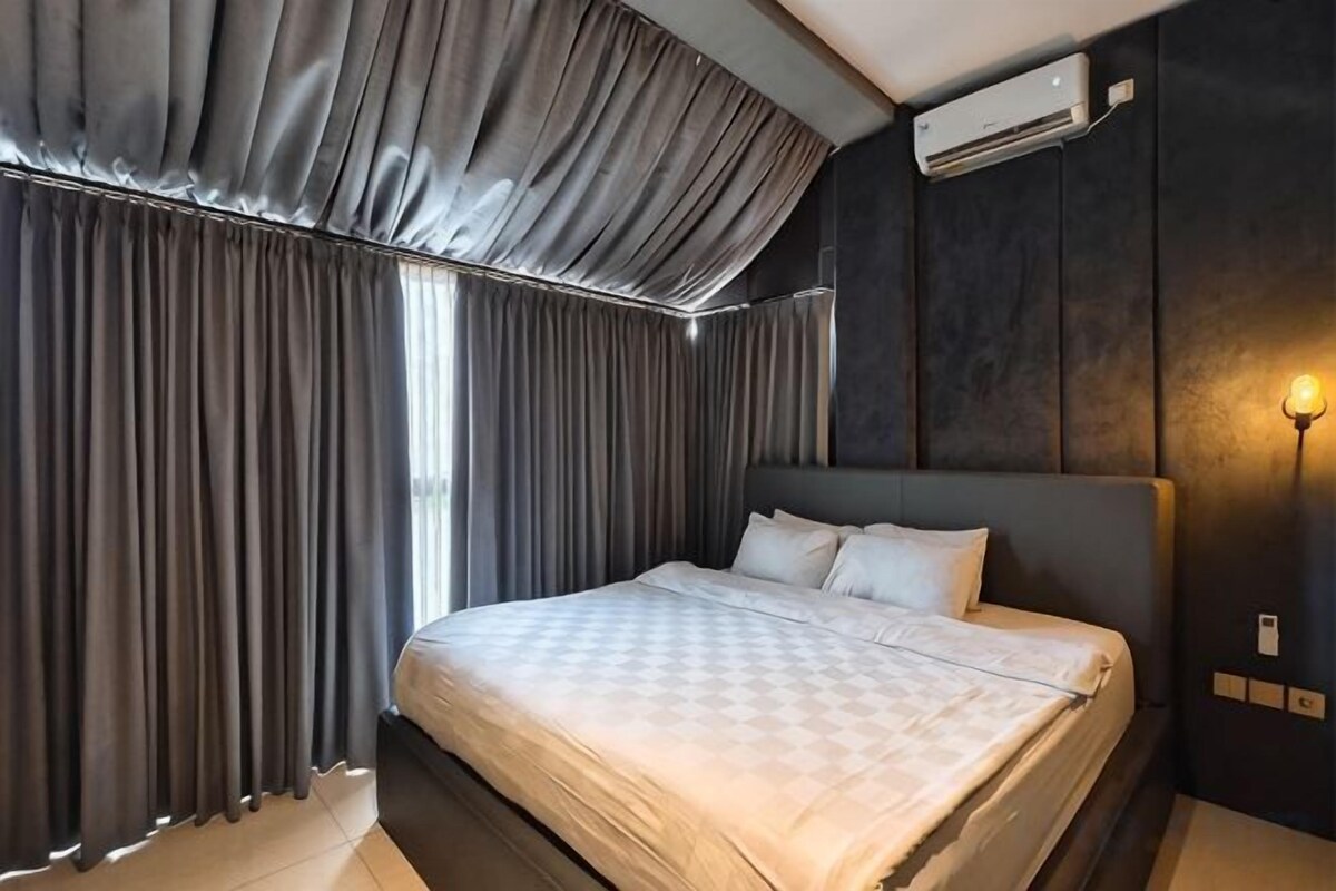 Free minibar, iron/ironing board, free WiFi, bed sheets