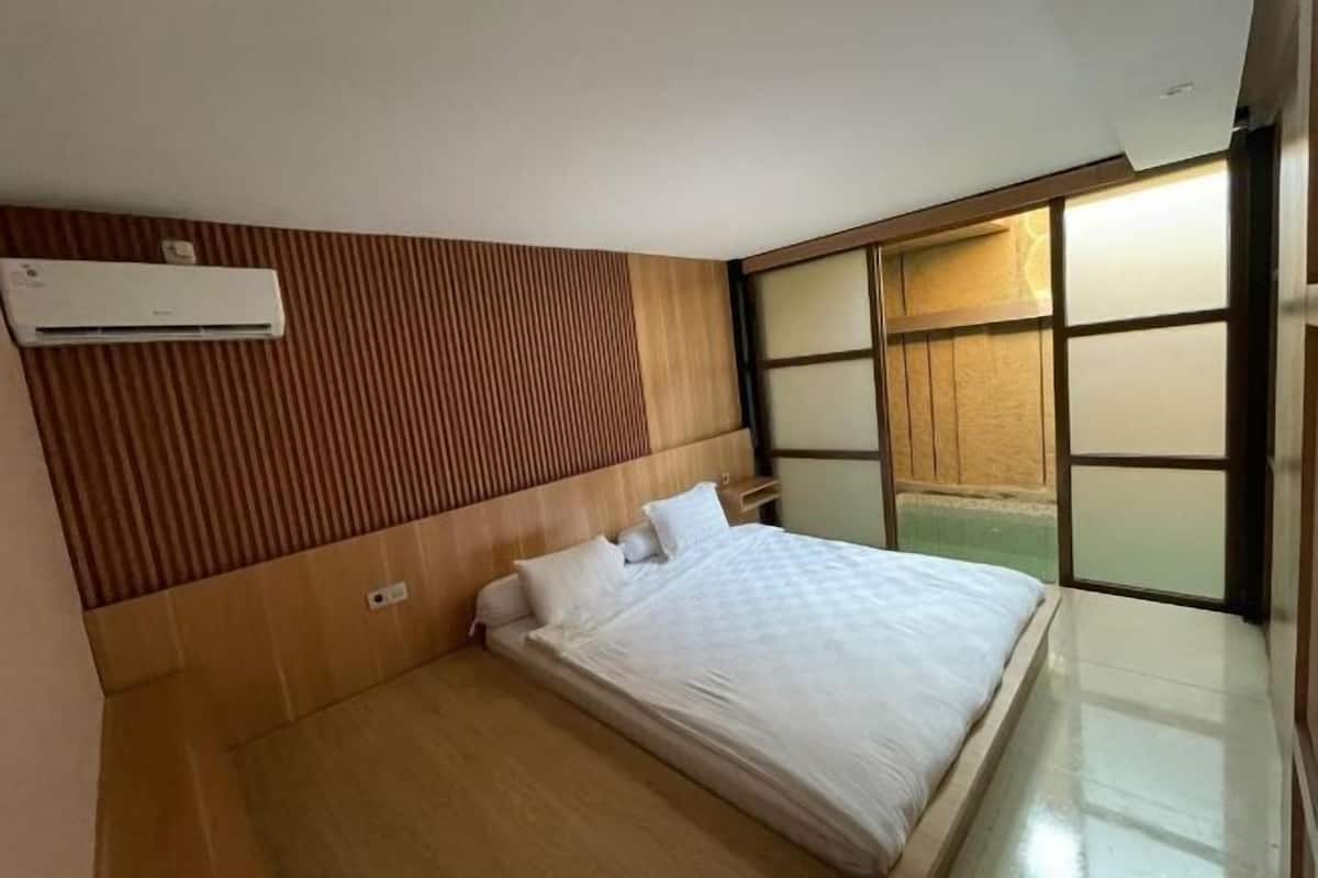 Free minibar, iron/ironing board, free WiFi, bed sheets
