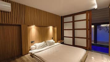 Minibar con artículos gratuitos y tabla de planchar con plancha