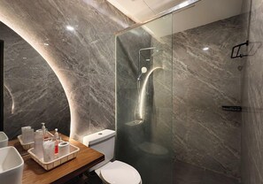 Aubrieta 2 bedroom | Badezimmer | Dusche, Regendusche, Haartrockner, Hausschuhe