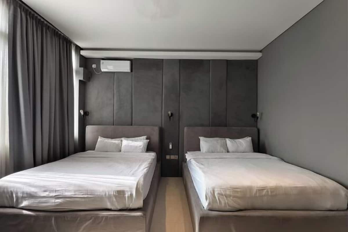 Free minibar, iron/ironing board, free WiFi, bed sheets