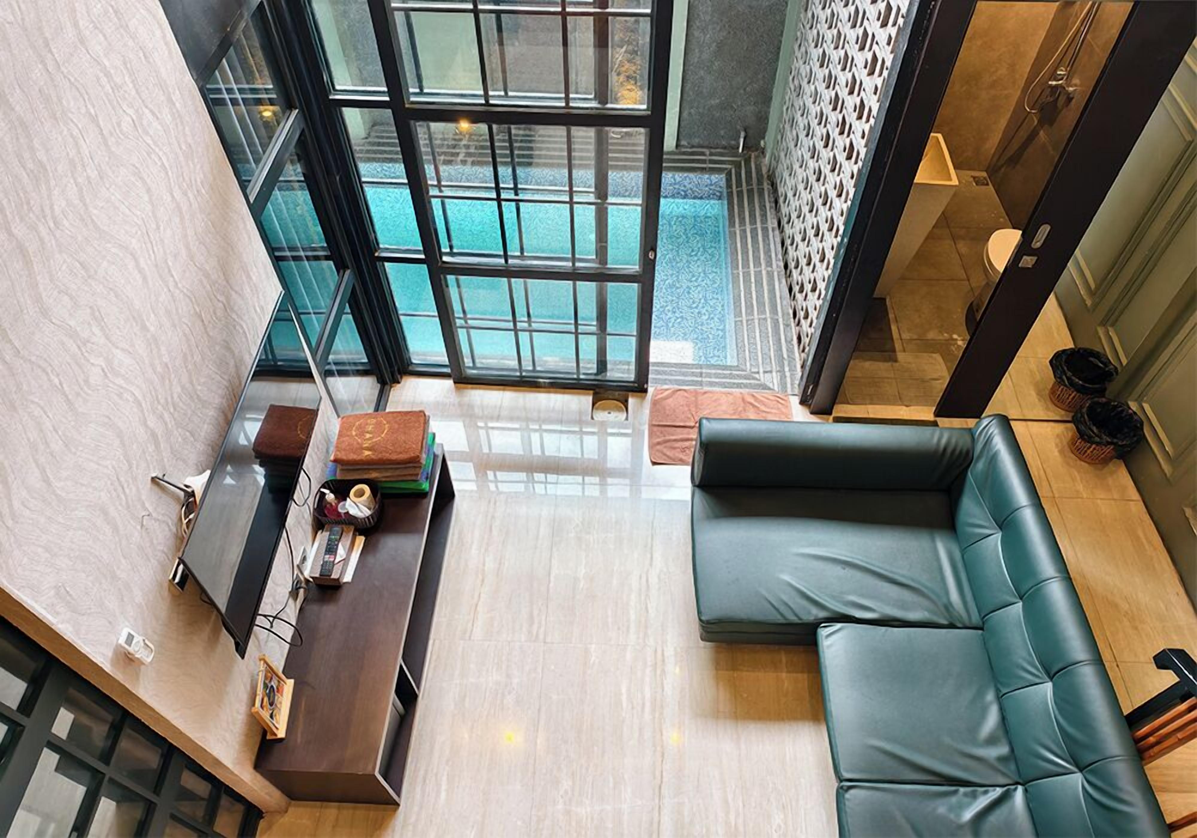 Edelweiss 2 bedroom with private pool | บริเวณนั่งเล่น | ทีวีจอแอลอีดี 32 นิ้ว พร้อมช่องดิจิตอล