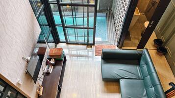 Edelweiss 2 bedroom with private pool | Zona de estar | Televisión LED de 32 pulgadas con canales digitales