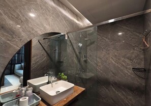 Bergenia room 2 bed | Badezimmer | Dusche, Regendusche, Haartrockner, Hausschuhe