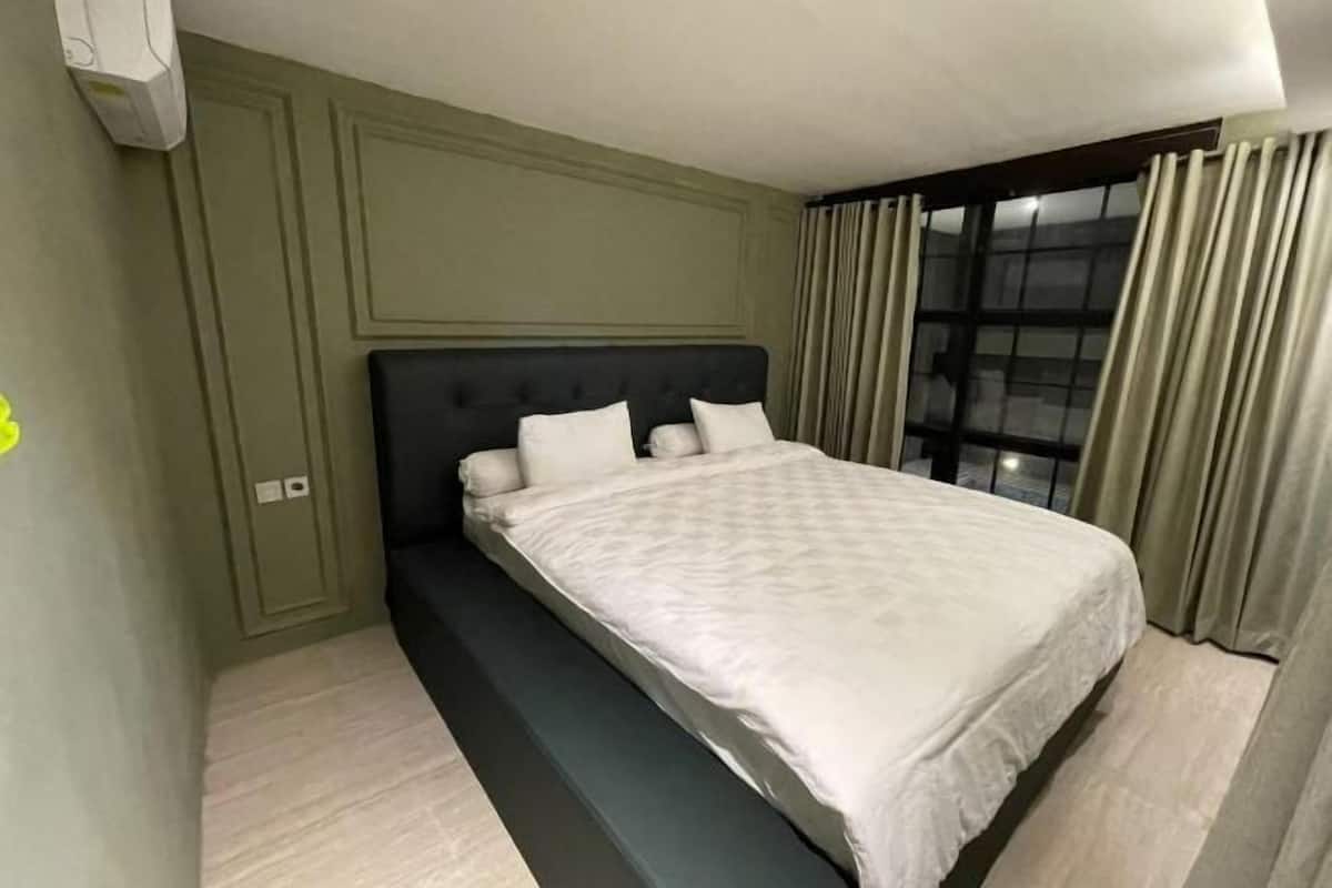 Free minibar, iron/ironing board, free WiFi, bed sheets