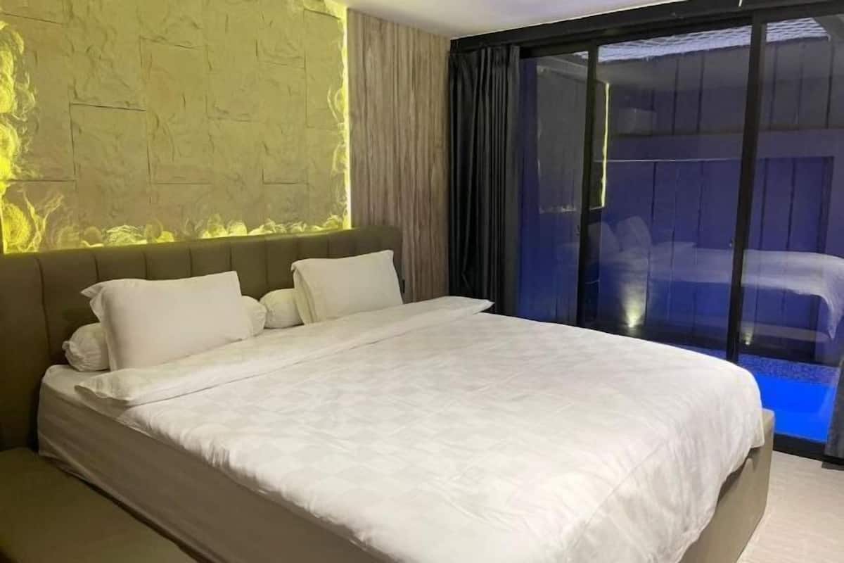 Free minibar, iron/ironing board, free WiFi, bed sheets