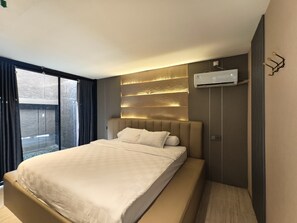 Minibar con artículos gratuitos y tabla de planchar con plancha 