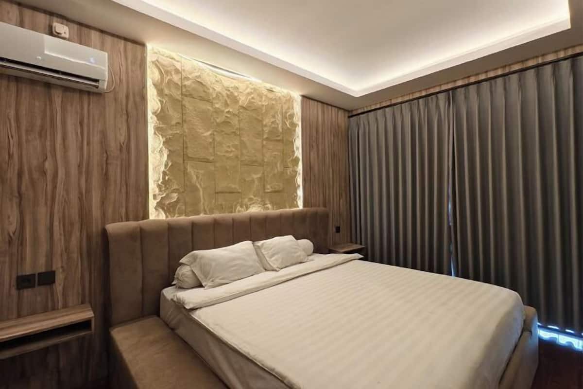 Free minibar, iron/ironing board, free WiFi, bed sheets