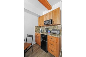 Kitchenette with microwave - CottageStudio/pool/StepsToBeach&Dine (Palm Beach)
