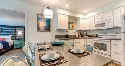 Wyndham 2-BedRm condo in SD Mission Valley area w/kitchen, dining & living room.