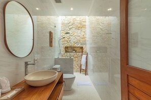 Dusche, Haartrockner, Bidet, Handtücher