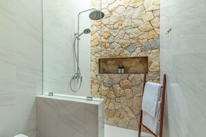 Een douche, een haardroger, een bidet, handdoeken