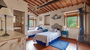 4 عدّة غرف نوم ومكواة/لوح كي وخدمة الإنترنت وملاءات أسرّة