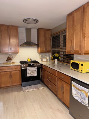 Micro-ondes, four, plaque de cuisson, lave-vaisselle