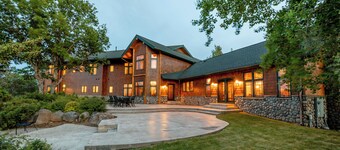 Spacious 9-bedroom house with WiFi, AC in charming Klamath Falls
