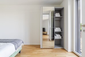 3 habitaciones, tabla de planchar con plancha, wifi y ropa de cama