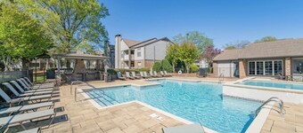 Eat+Shop 2 mins-Pool Open-Gym-Gate 9 3 mins. Perfect for a longer stay Traveler.