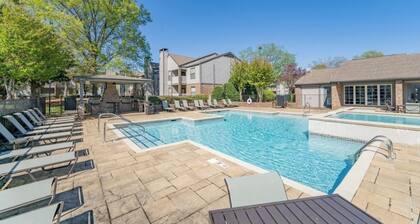 Eat+Shop 2 mins-Pool Open-Gym-Gate 9 3 mins. Perfect for a longer stay Traveler.