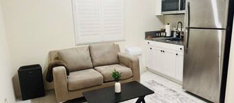Private Entry Guesthouse in Ontario-Eastvale